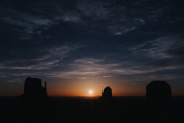 Coucher de soleil sur les buttes de Monument Valley