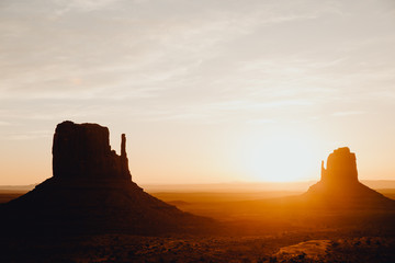 Fototapeta na wymiar Lever de soleil sur les buttes de Monument Valley