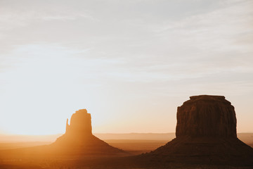 Lever de soleil sur les buttes de Monument Valley