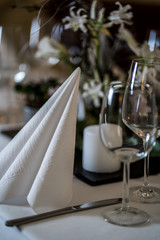 Tischdekoration im Restaurant für eine Hochzeit / table decorations in a restaurant for a wedding