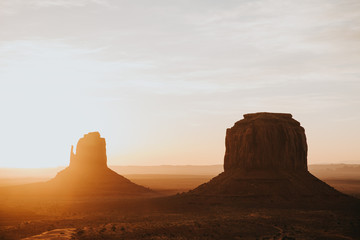 Lever de soleil sur les buttes de Monument Valley