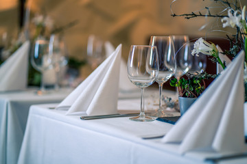 Tischdekoration im Restaurant für eine Hochzeit / table decorations in a restaurant for a wedding
