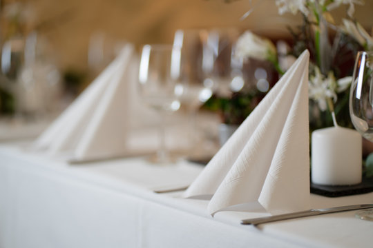 Tischdekoration im Restaurant f&uuml;r eine Hochzeit / table decorations in a restaurant for a wedding