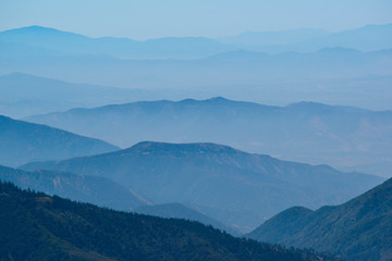 Obraz premium Hazy mountains in Lake Arrowhead California