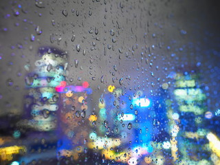 ホテルの窓から見た雨の日の夜景