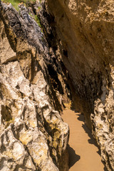 begehbare Felsspalte am Playa de Cue
