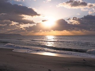 朝の光に照らされた海