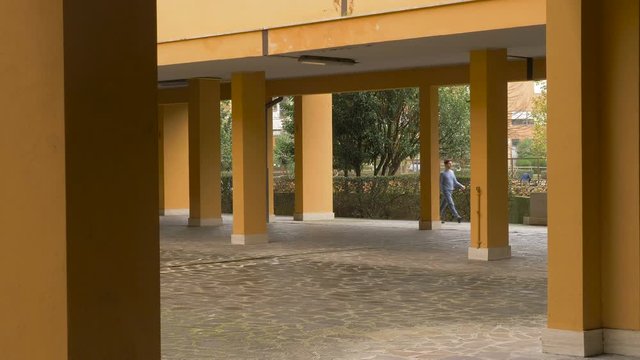 pacman effect- walking man desappears and reappearing on opposite site