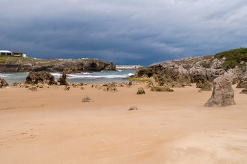 Dunkle Wolken am Playa de Toró