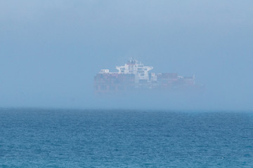 Frachter im Nebel