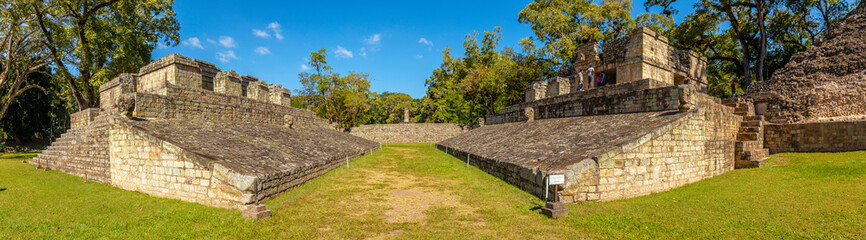 Fototapeta na wymiar Copan Ruinas, Honduras »; December 2019: Panoramic of the field of the ball game in the temples of Copan Ruinas