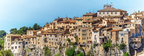 Naklejka premium Panoramiczny widok na średniowieczną wioskę Tourrettes-sur-Loup z doliny Cassan. Południowo-wschodnia Francja, Alpes Maritimes.