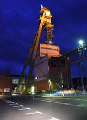 Bergwerk Merkers mit Förderturm vor Nachthimmel