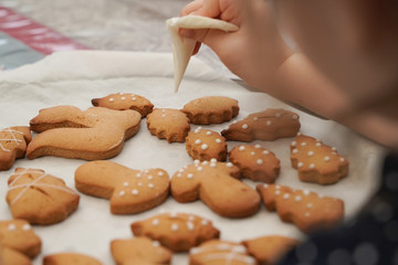 enfant fait des biscuits