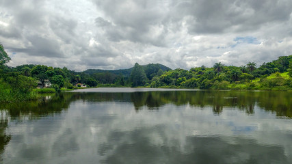 Fototapeta na wymiar Fazenda com lago e vegetação