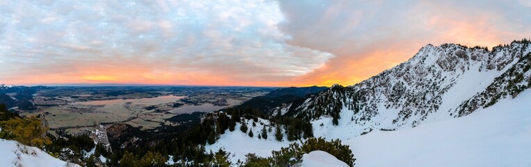 Fototapeta na wymiar Sonnenaufgang über den Alpen