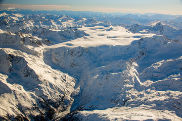 Naklejka na ściany i meble Gepatschgletscher Luftaufnahme der schneebedeckten Alpen aus dem Heißluftballon