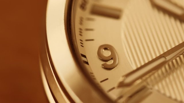 時を刻む腕時計の秒針