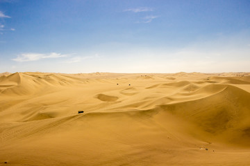 Fototapeta na wymiar Travelling in the desert