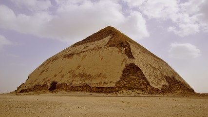 Fototapeta na wymiar Knick-Pyramide des Snofu