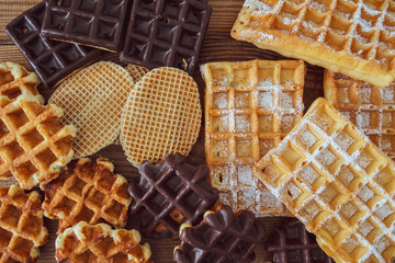 cinq variétés de gaufres sur une table en bois