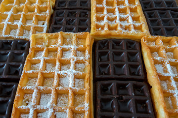 damier de gaufres nature et couvertes de chocolat