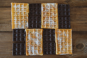 des gaufres saupoudrées de sucre et des gaufres nappées de chocolat en damier
