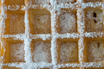 une gaufre en gros plan saupoudrée de sucre glace