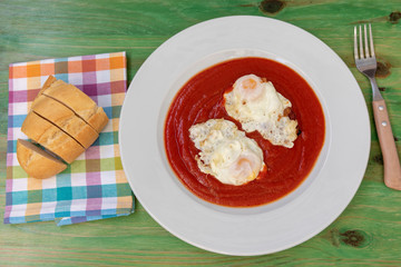 Dos huevos fritos con tomates