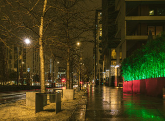Chodnik w Oslo wieczorną porą po deszczu