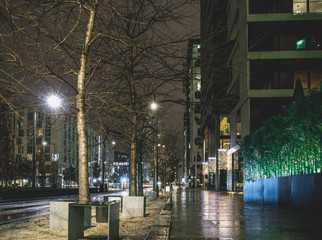 Chodnik w Oslo wieczorną porą po deszczu