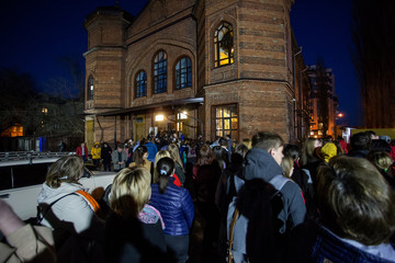 Fototapeta premium Crowd of people are entering to Synagogue