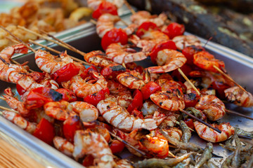 Shrimp and cherry tomatoes kebabs on ice