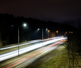 Fototapeta na wymiar Nocne zdjęcia autostrady na długim czasie naświetlania