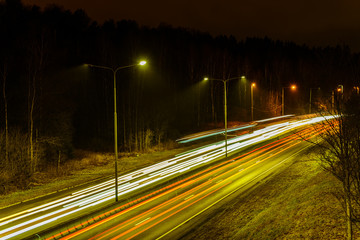 Nocne zdjęcia autostrady na długim czasie naświetlania © Dreamnordno