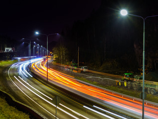 Nocne zdjęcia autostrady na długim czasie naświetlania