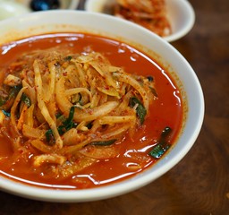 아시아 음식 중국스타일의 매운 해물 채소 국수, 짬뽕 