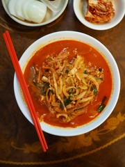 아시아 음식 중국스타일의 매운 해물 채소 국수, 짬뽕 