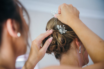 Naklejka premium Bridesmaid hair stylist bride