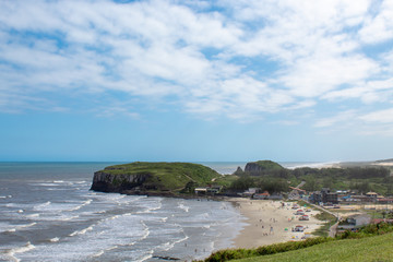 Obraz premium Cliffs and the sea with waves on the beach