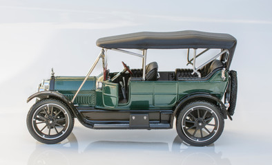 auto clasico descapotable de colore verde dos puertas detalles en dorado de coleccion plastico...