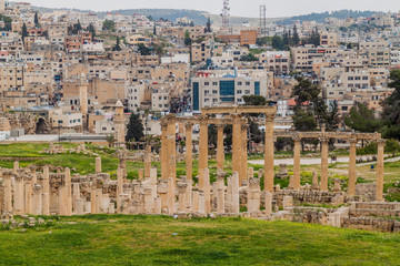 Obraz premium Cardo Maximus street in the ancient city Jerash, Jordan