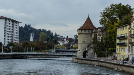 puerta de fortaleza en el rió de suiza