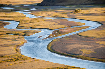 Ein Flußtal in der Steppe der Mongolei