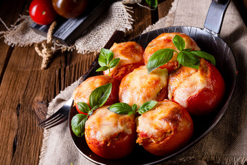 Fototapeta na wymiar Stuffed tomatoes with minced meat and cheese