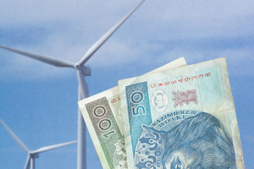 Ein Windrad  und Banknoten Polnische Zloty