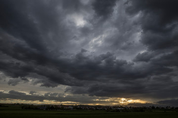 Obraz na płótnie Canvas Sturmwolken bei Sonnenuntergang