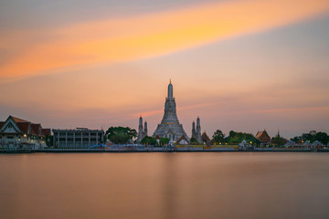 Fototapeta na wymiar The most beautiful Viewpoint, Wat Arun Ratchawaram Ratchaworamawihan at sunset twilight sky, Bangkok,Thailand