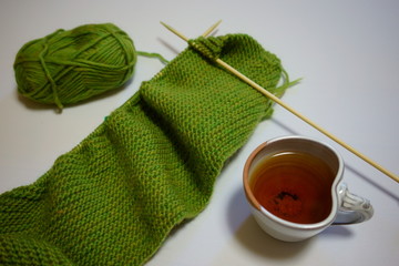 編み物の途中で番茶を飲んで一休み