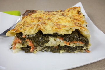 lasagne au saumon et épinards dans une assiette